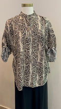 Load image into Gallery viewer, Oversized Snake Print Top