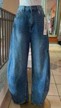 Load image into Gallery viewer, Barrel Jean - Medium Blue Wash