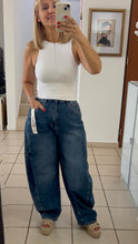 Load image into Gallery viewer, Barrel Jean - Medium Blue Wash
